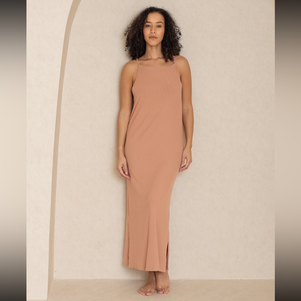 Sleeveless dress blank maxi dress with slits on bottom